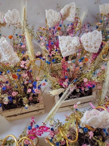 Arranjo de Mesa com Flores Secas Naturais em Vaso de Madeira