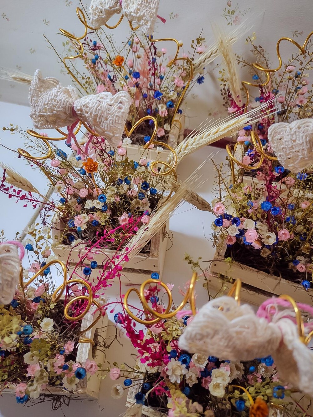 Arranjo de Mesa com Flores Secas Naturais em Vaso de Madeira