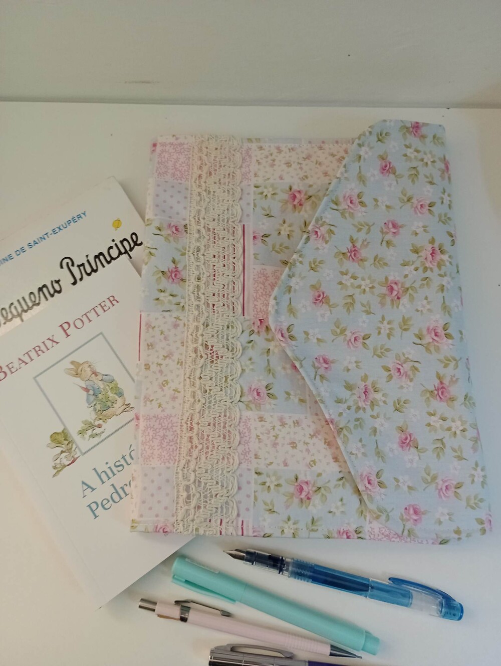 Capa para Livro em Tecido com Bolsos e Zíper Artesanal
