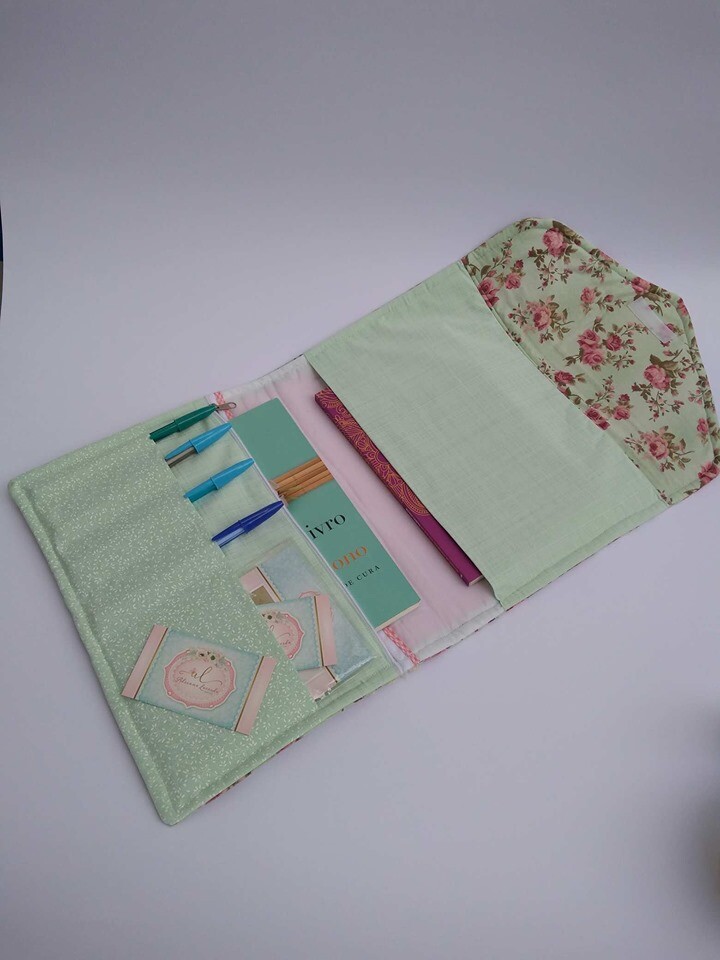 Capa para Livro em Tecido com Bolsos e Zíper Artesanal