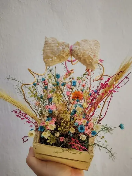 Arranjo de Mesa com Flores Secas Naturais em Vaso de Madeira