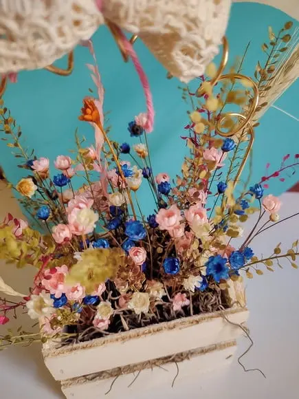 Arranjo de Mesa com Flores Secas Naturais em Vaso de Madeira
