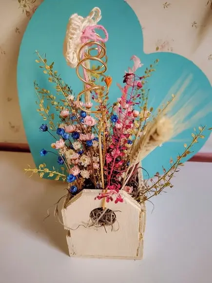 Arranjo de Mesa com Flores Secas Naturais em Vaso de Madeira