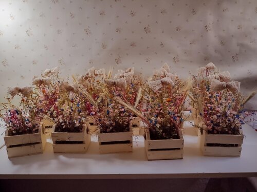 Arranjo de Mesa com Flores Secas Naturais em Vaso de Madeira