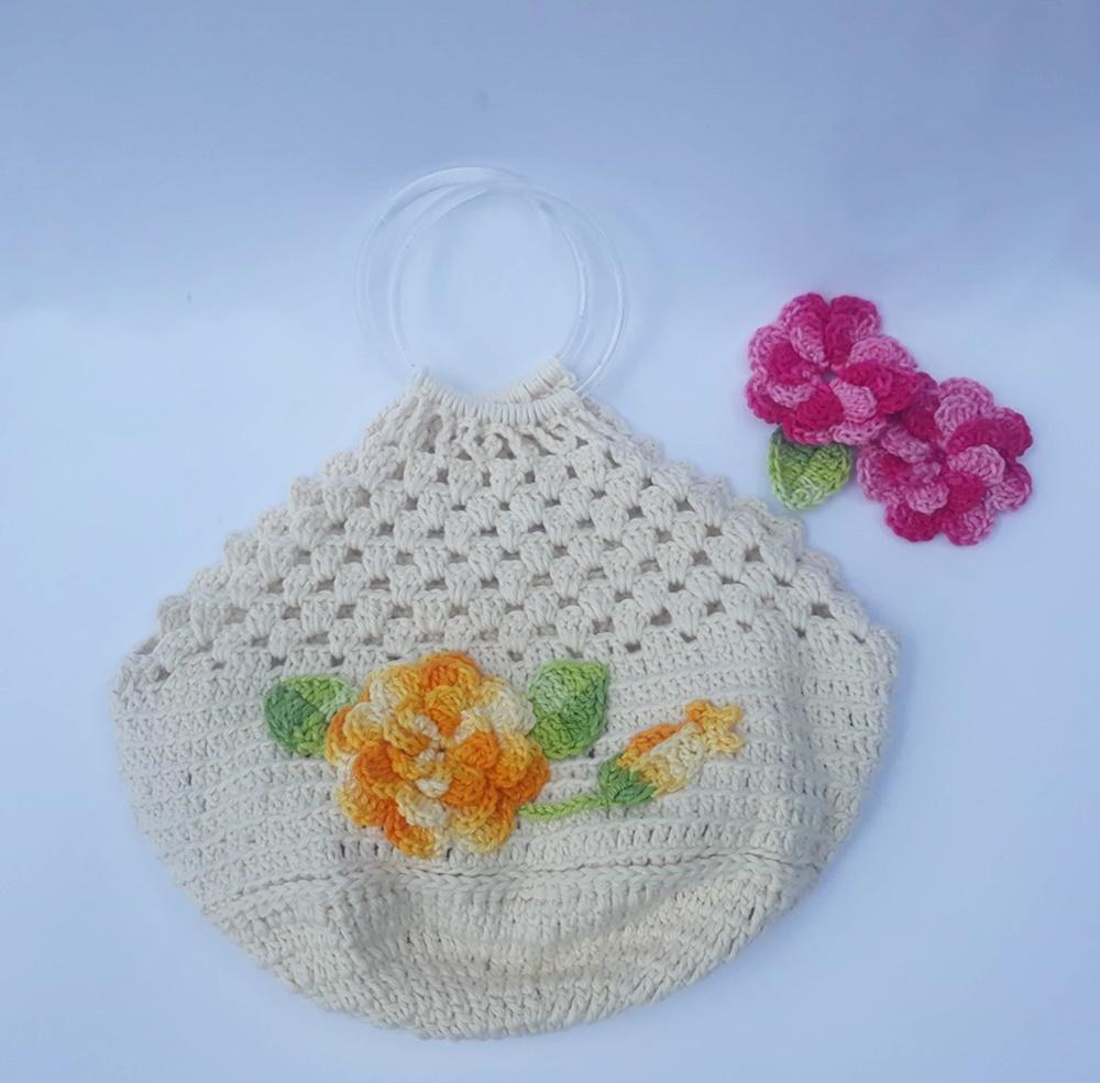 Porta Pratos em Crochê Av01 / Cor Cru com Flor Laranja Mescl