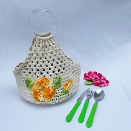 Porta Pratos em Crochê Av01 / Cor Cru com Flor Laranja Mescl