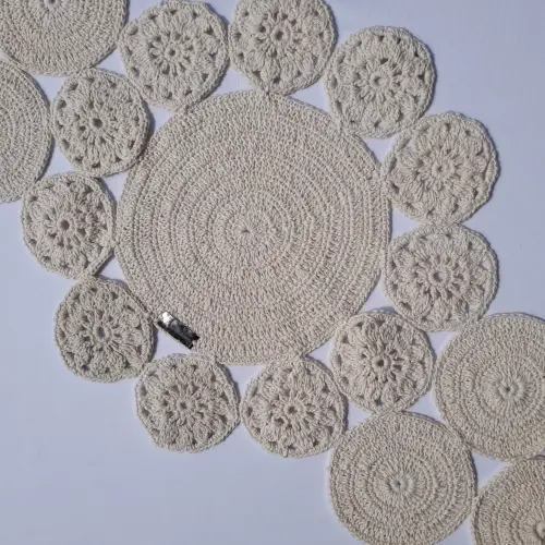 Caminho de Mesa Círculos em Crochê Avl023