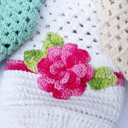 Porta Pratos em Crochê Av01 / Branco com Flor Rosa Mesclada