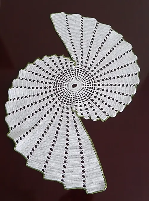 Caminho de Mesa em Crochê Ondas
