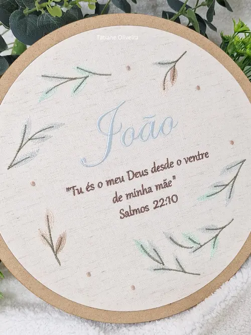 Enfeite Maternidade Bastidor Bordado - Folhagem e Versículo