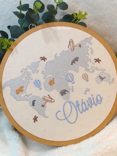 Enfeite Maternidade Bastidor Bordado - Mapa Mundi