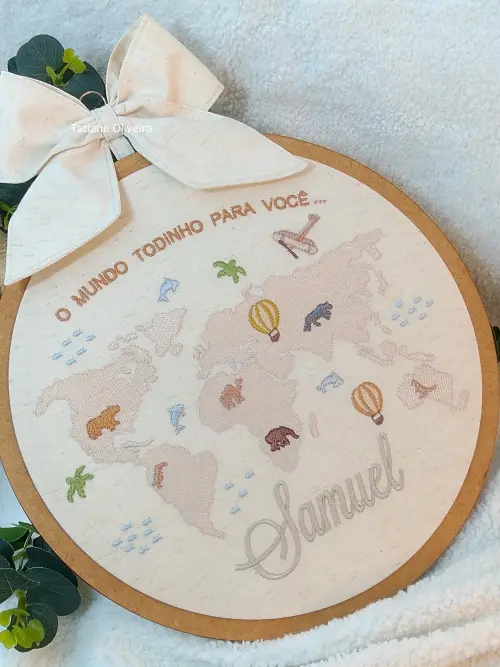 Enfeite Maternidade Bastidor Bordado - Mapa Mundi