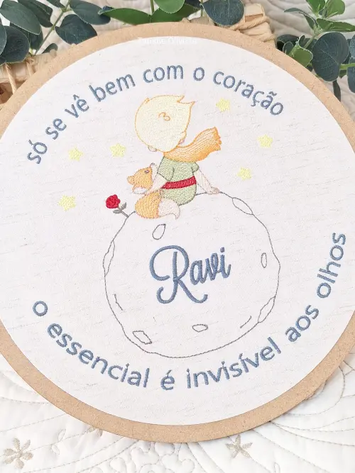 Enfeite Maternidade Bastidor Bordado - Pequeno Príncipe