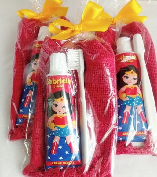 Kit Dental com Toalha - Mulher Maravilha
