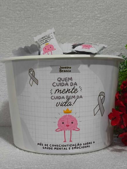 1 Baldinho com 100 Caramelos Janeiro Branco