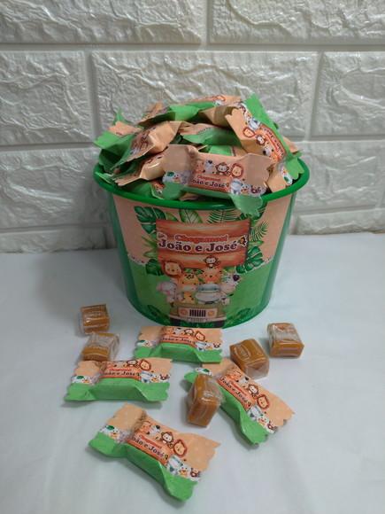 1 Baldinho com 100 Caramelos Safari