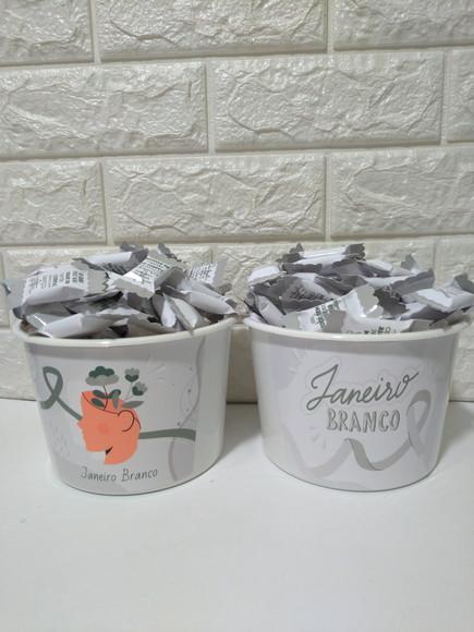 2 Baldes com 100 Balas Cada Janeiro Branco