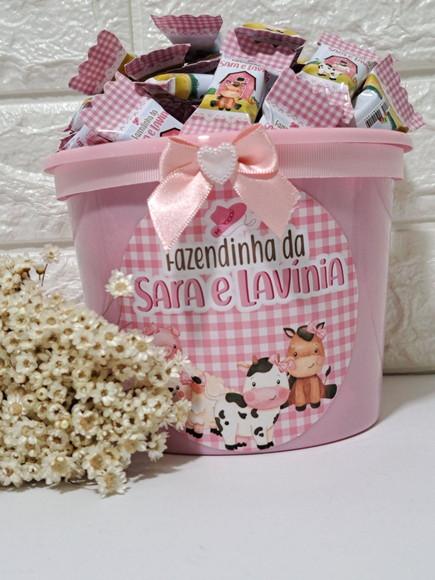 1 Balde com 100 Balas Fazendinha Rosa