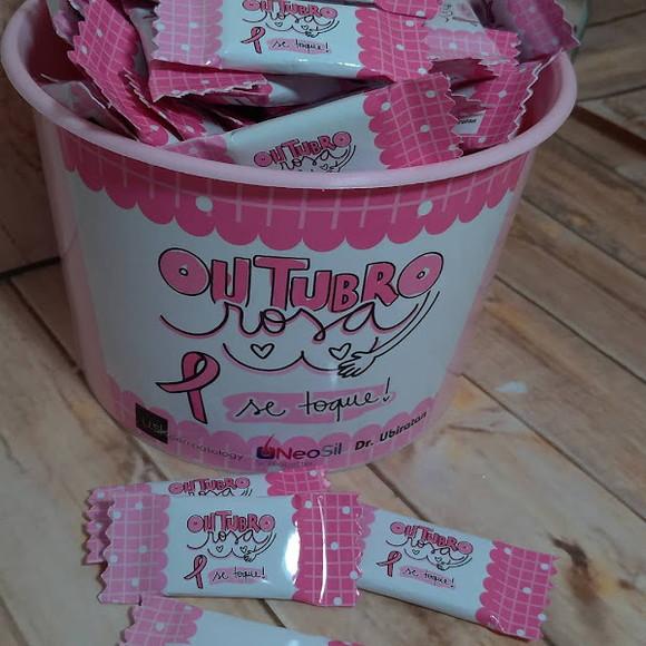 1 balde com 100 balas Outubro Rosa