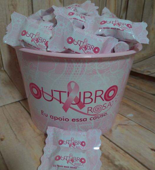 1 balde com 100 balas Outubro Rosa