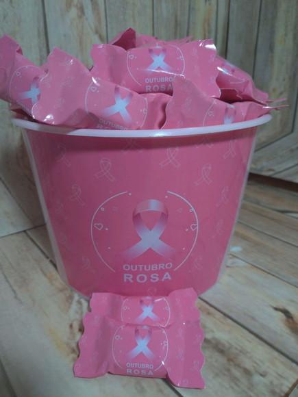 1 balde com 100 balas Outubro Rosa