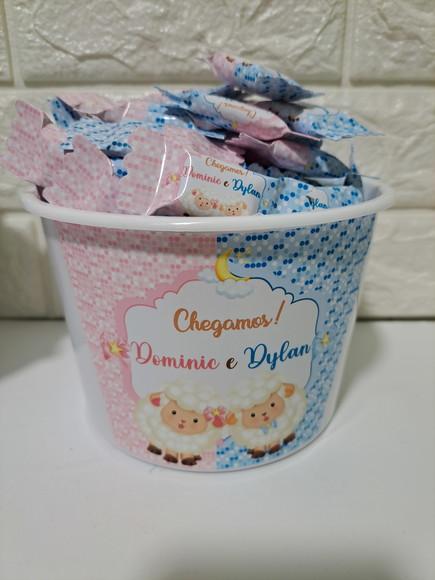 1 Balde com 100 Balas Personalizadas Ovelhinhas (nascimento)