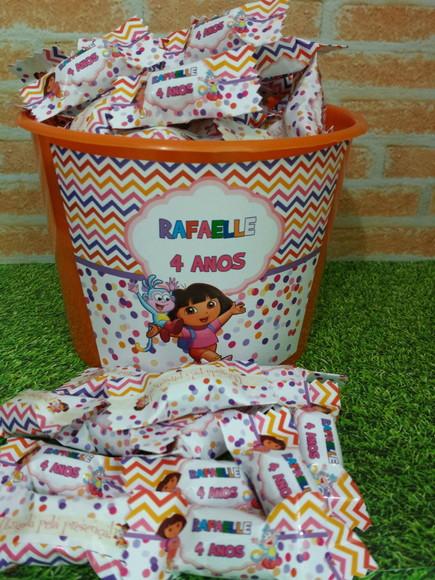Balde com balas Dora Aventureira