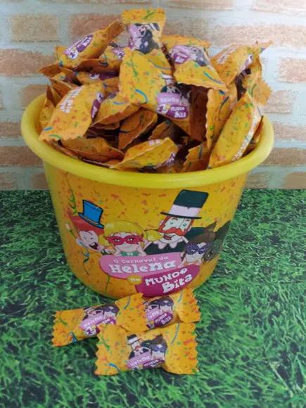 1 Balde com 100 Balas Carnaval do Bita