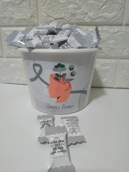7 Baldinhos com 100 Balas Cada Um
