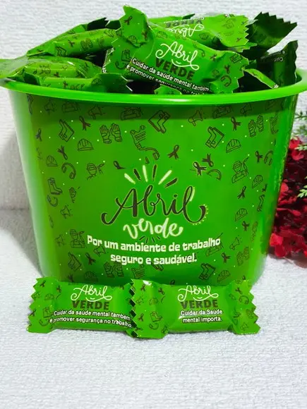 1 Balde com 100 Balas Abril Verde