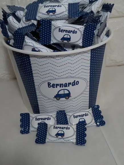 1 balde com 100 Bala Carrinho