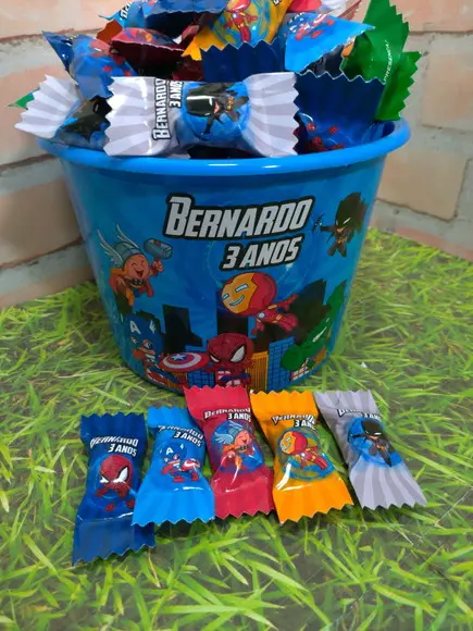 Balde com balas herois