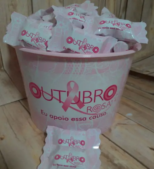 1 balde com 100 balas Outubro Rosa