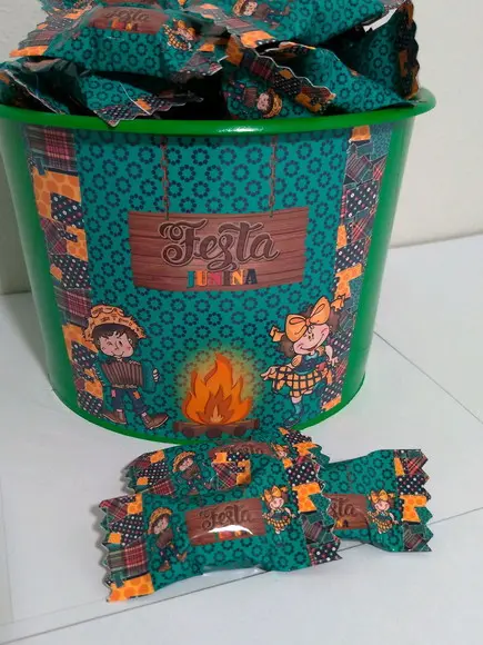 Balde com 100 balas festa junina