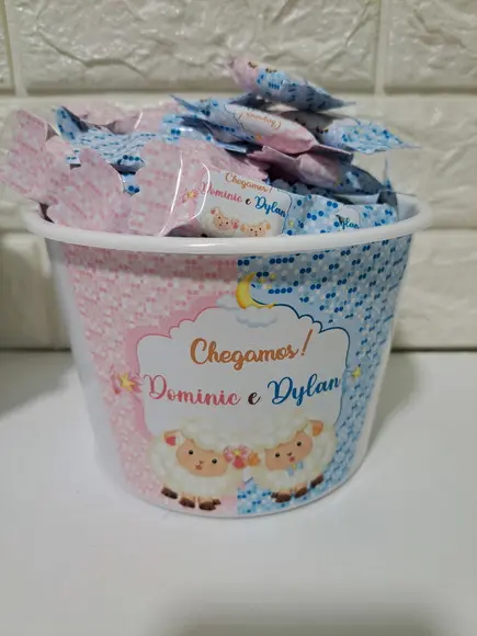 1 Balde com 100 Balas Personalizadas Ovelhinhas (nascimento)
