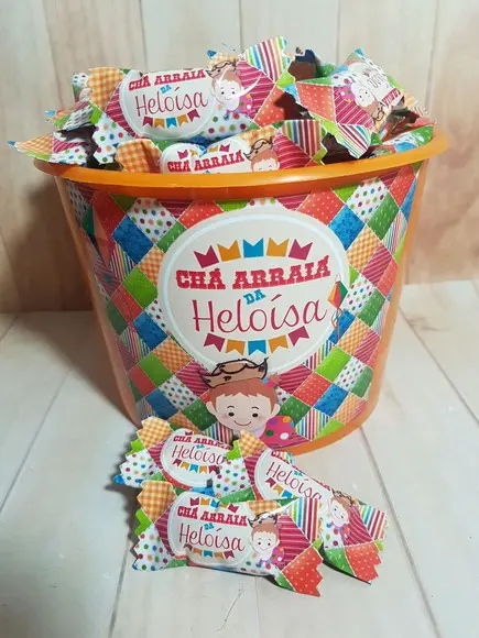 Balde com 100 Balas Arraiá