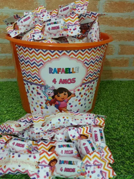 Balde com balas Dora Aventureira