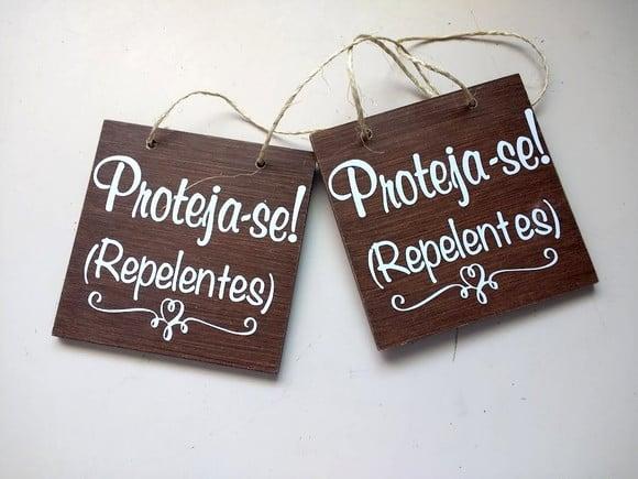 Kit 2 Plaquinhas em mdf Proteja-se! Repelentes