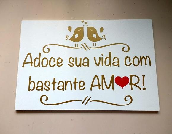 Placa Decoração de Mesa Adoce Sua Vida com Amor mdf Branca