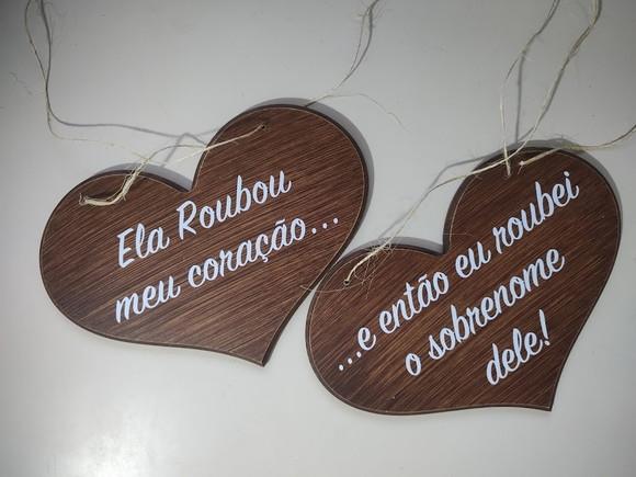 Placa para Cadeira dos Noivos Ela Roubou Meu Coração