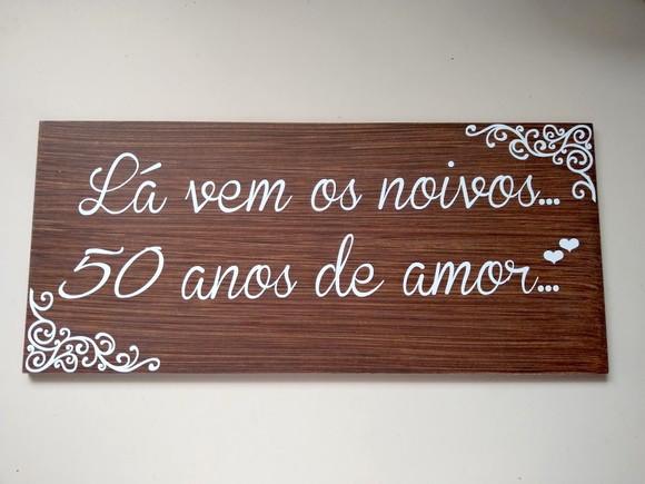 Placa para Bodas Lá Vem os Noivos em mdf Rústica
