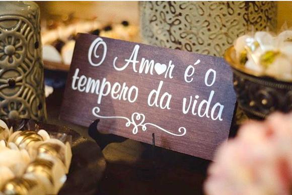 Placa para Casamento Amor É Otempero da Vida Rústica