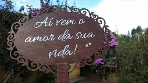 Placa Daminha Pajem Aí Vem o Amor da Sua Vida em mdf