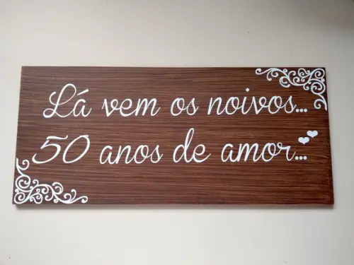 Placa para Bodas Lá Vem os Noivos em mdf Rústica