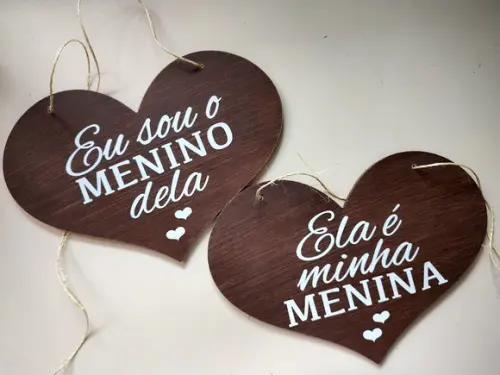 Placa para Cadeira dos Noivos Eu Sou Menino Dela
