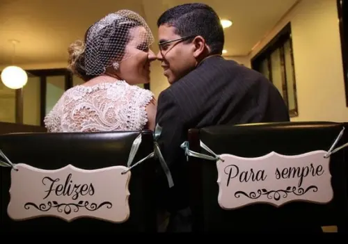 Placa para Cadeira dos Noivos Felizes p/ Sempre Branca Ret.