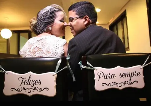 Placa para Cadeira dos Noivos Felizes p/ Sempre Branca Ret.