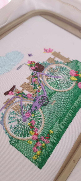Matriz Bordado Bicicleta no Jardim - Bastidor de 20cm