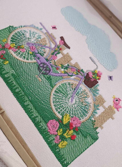 Matriz Bordado Bicicleta no Jardim - Bastidor de 20cm