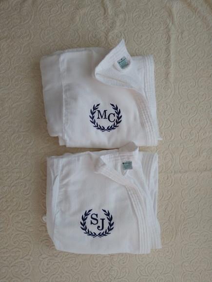 Presente de Casamento Kit 02 Roupões Bordados para os Noivos